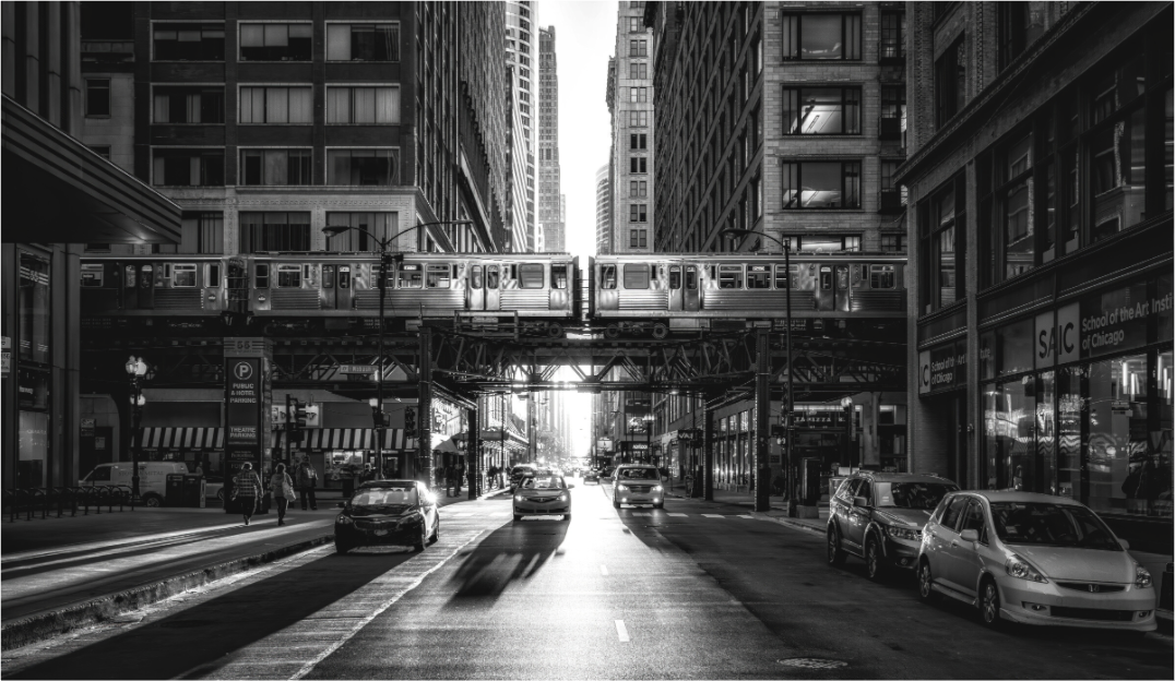 Zwart-witfoto van downtown Chicago met iconische verhoogde “Loop”-trein, hoge wolkenkrabbers, stedelijke architectuur en druk stadsverkeer – perfecte urban cityscape wanddecoratie.