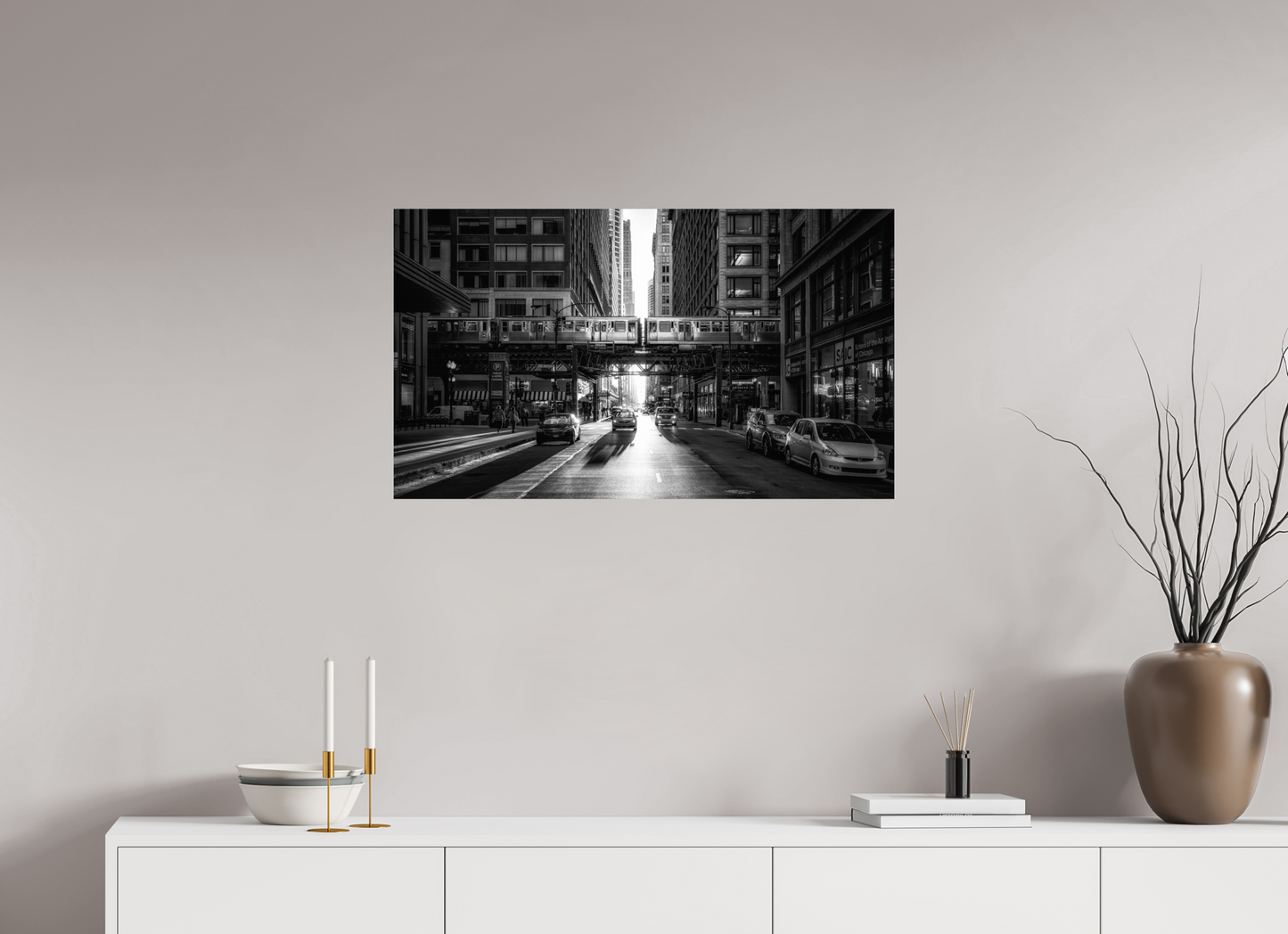 Zwart-witfoto van downtown Chicago met iconische verhoogde “Loop”-trein, hoge wolkenkrabbers, stedelijke architectuur en druk stadsverkeer – perfecte urban cityscape wanddecoratie.