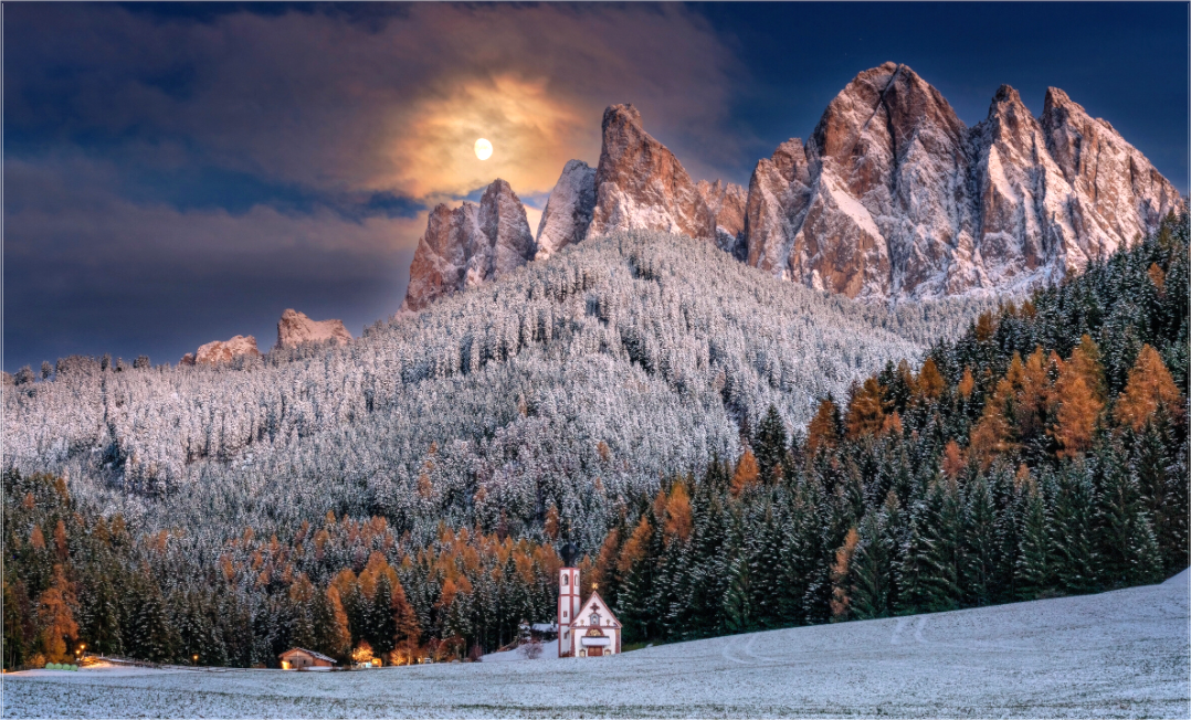 Winterlandschap met St. Johann kerkje in de Dolomieten, besneeuwde bergtoppen, volle maan en dennenbossen bij schemering – serene Alpenfotografie.