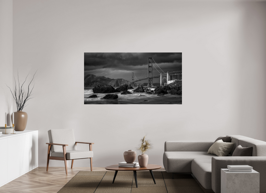 Golden Gate Bridge in Zwart-Wit met Rotsen en Golven | Iconische Architectuurfotografie