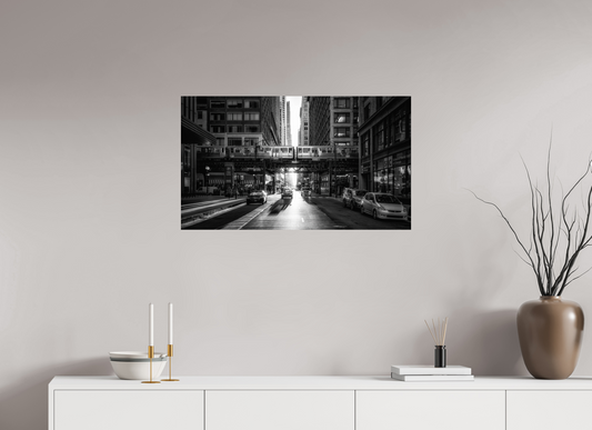 Zwart-witfoto van downtown Chicago met iconische verhoogde “Loop”-trein, hoge wolkenkrabbers, stedelijke architectuur en druk stadsverkeer – perfecte urban cityscape wanddecoratie.
