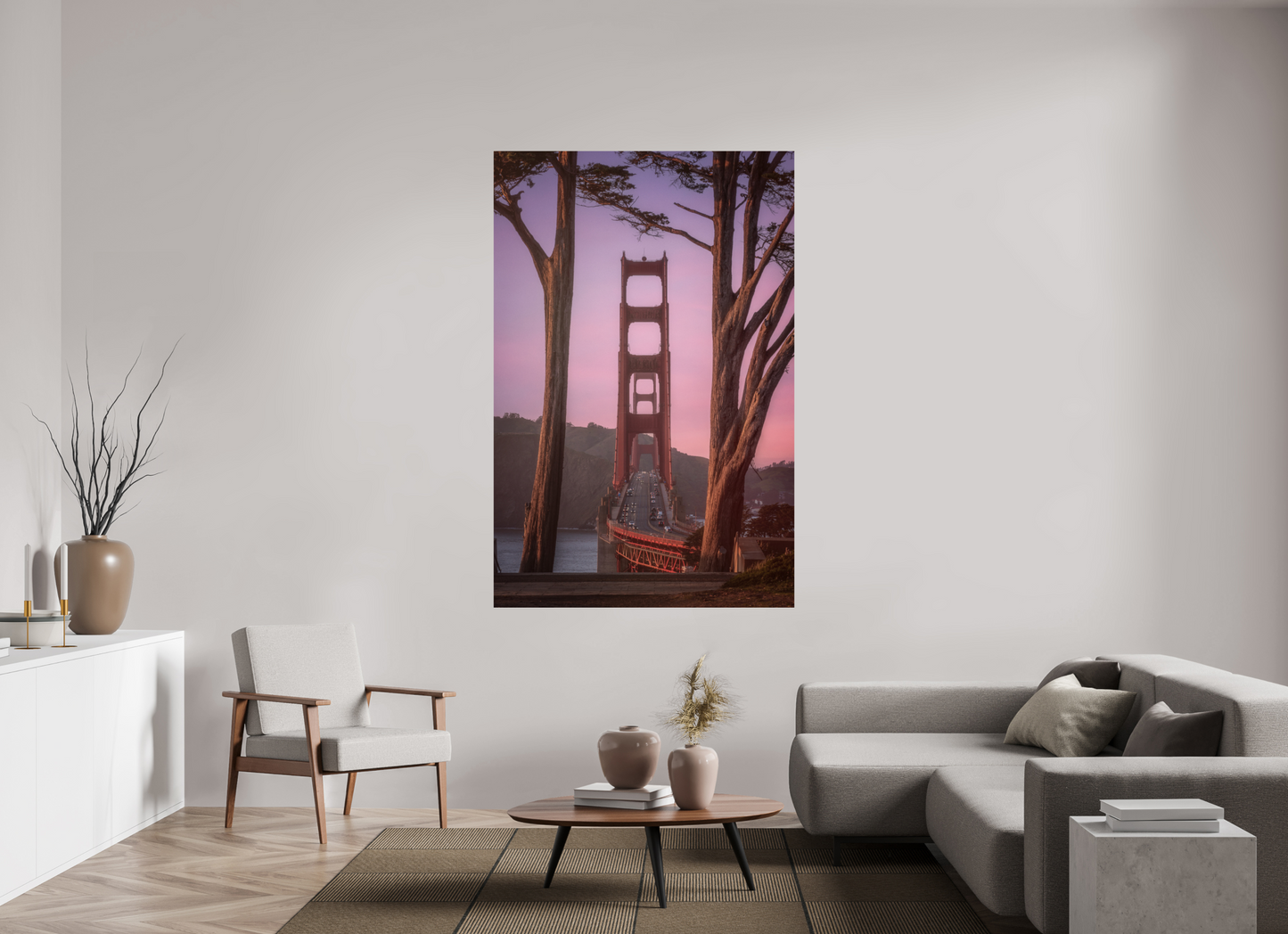 Golden Gate Bridge bij zonsondergang, ingekaderd tussen twee bomen met warme roze lucht – iconische brugfotografie.
