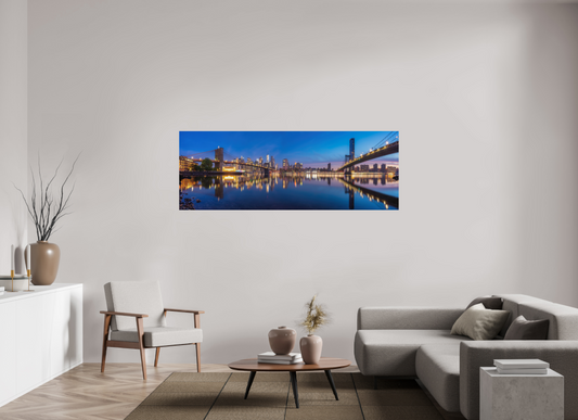 Panorama van New York City bij schemering met Brooklyn Bridge, Manhattan Bridge en skyline reflectie – stedelijke avondfotografie.