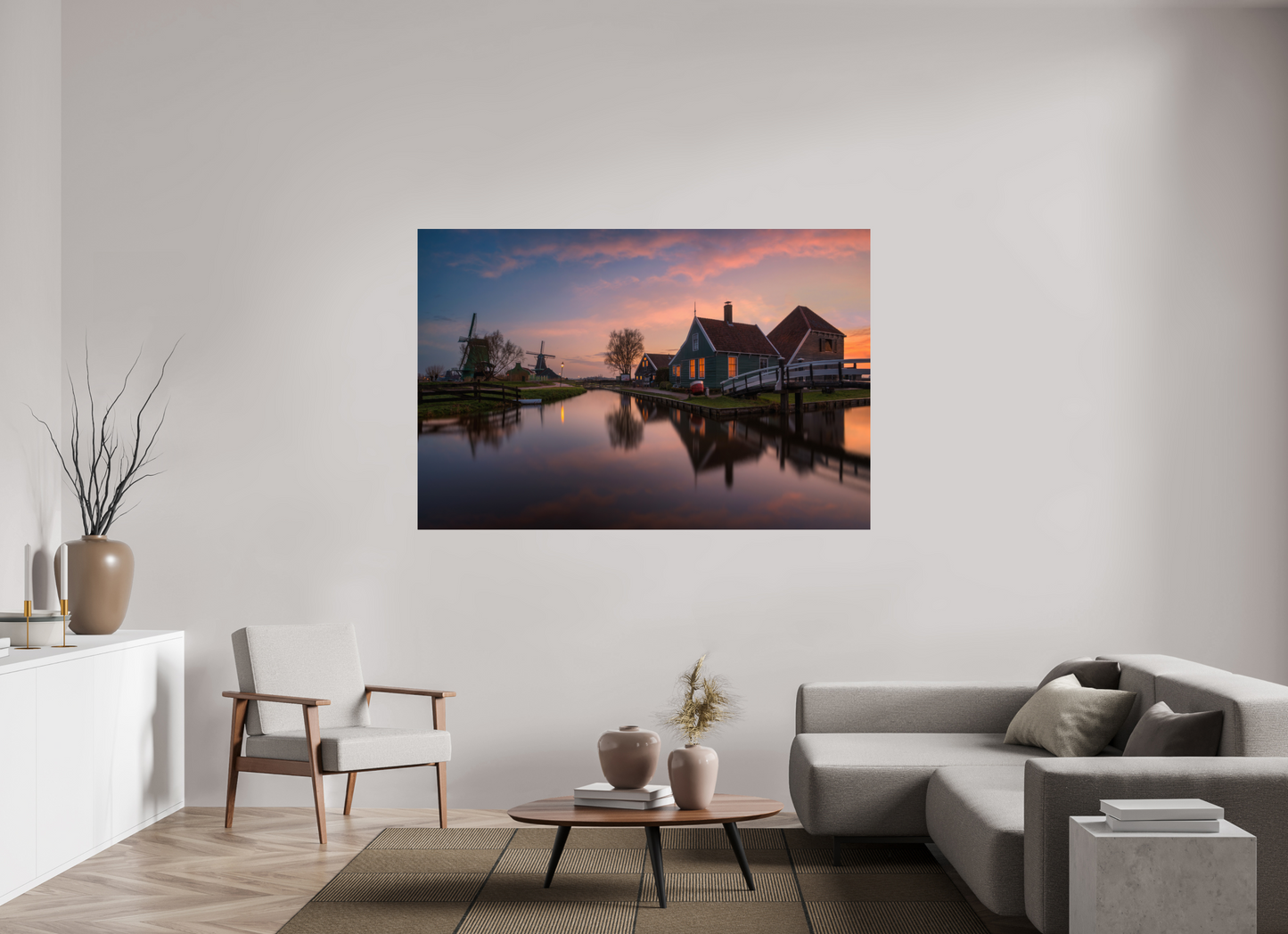 Kaasboerderij op de Zaanse Schans met traditionele houten gebouwen, werkende windmolen en water – authentieke Hollandse wanddecoratie.