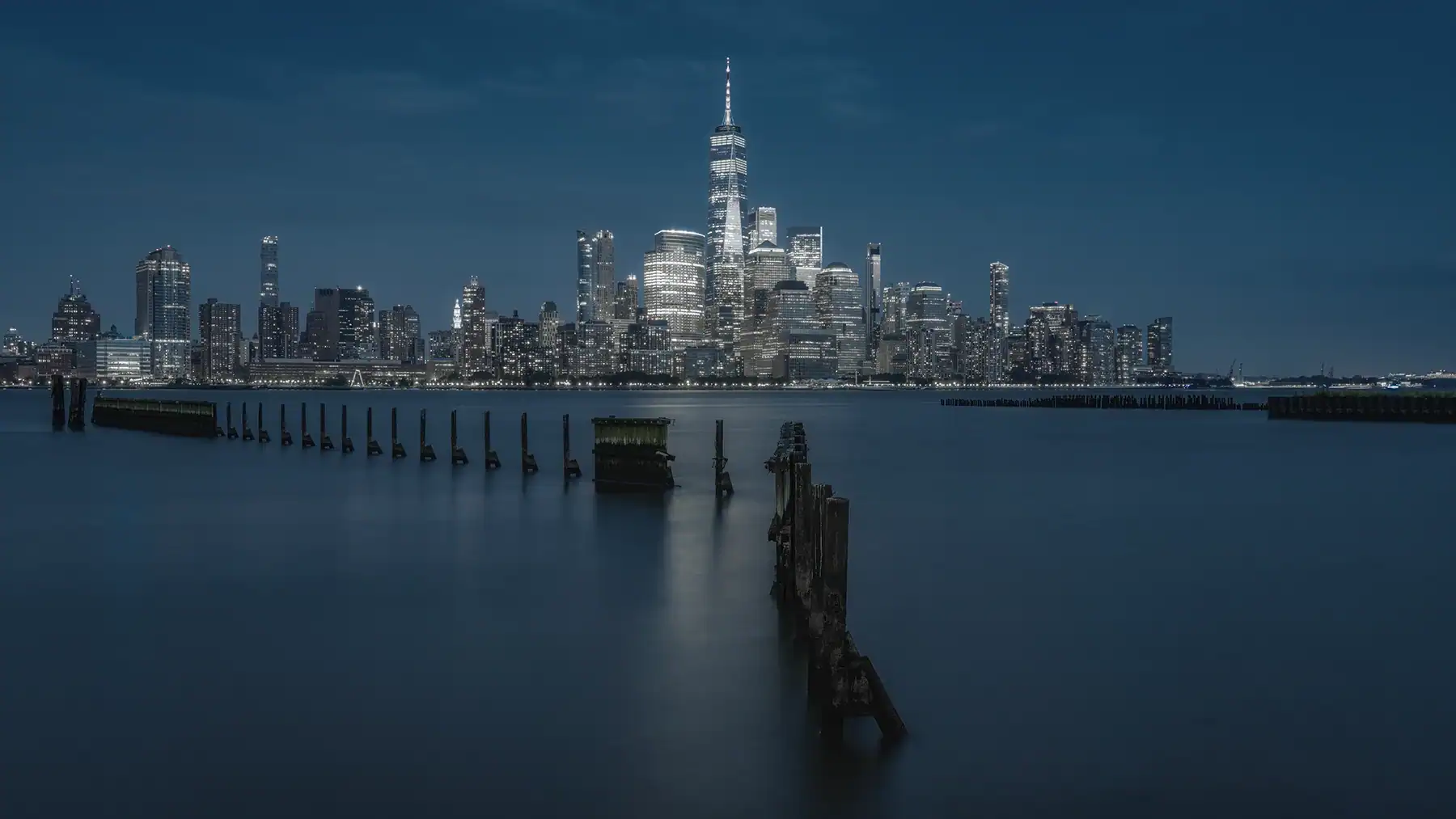 Manhattan skyline bij nacht, gezien vanaf Jersey aan de overkant van de Hudson.