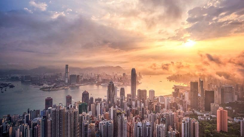 Hong Kong skyline bij avond weerspiegeld in Victoria Harbour